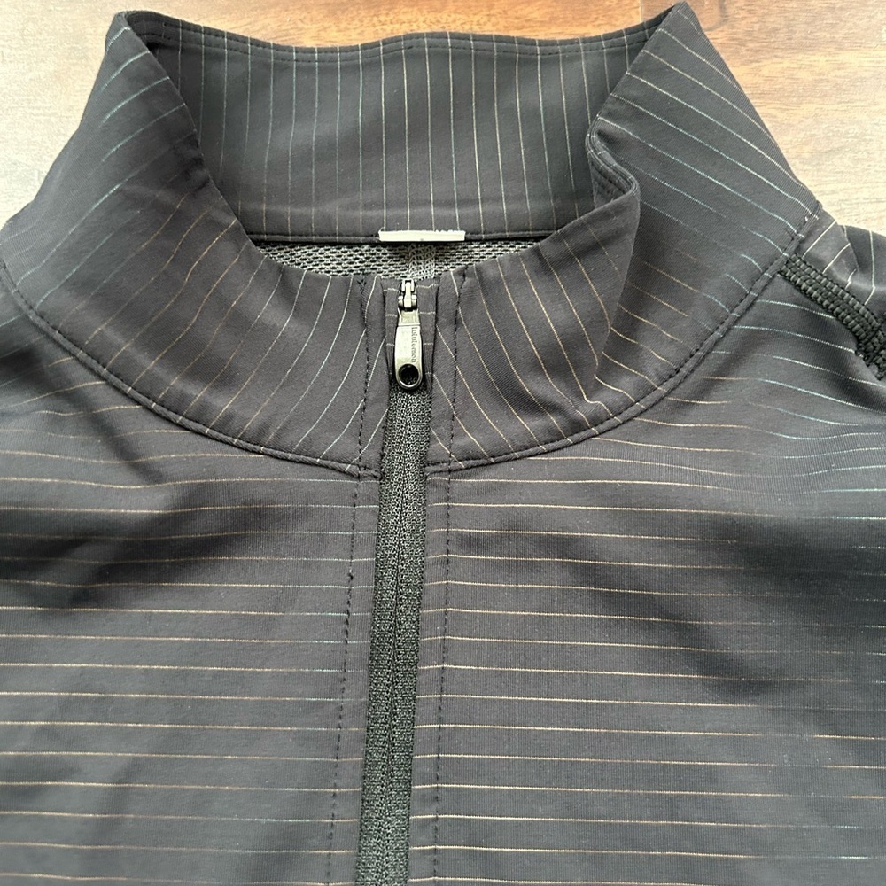Vintage Lululemon Mens Short Sleeve 1/4 Zip 
Size Small 
Gray Black - Picture 2 of 8
